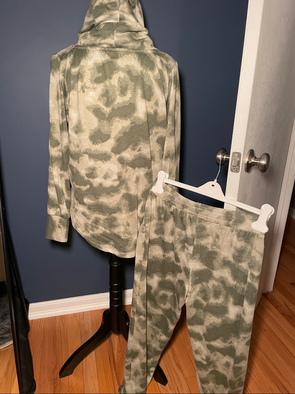 Women’s Green Camo Hoodie & Jogger Set - Picture 4 of 4
